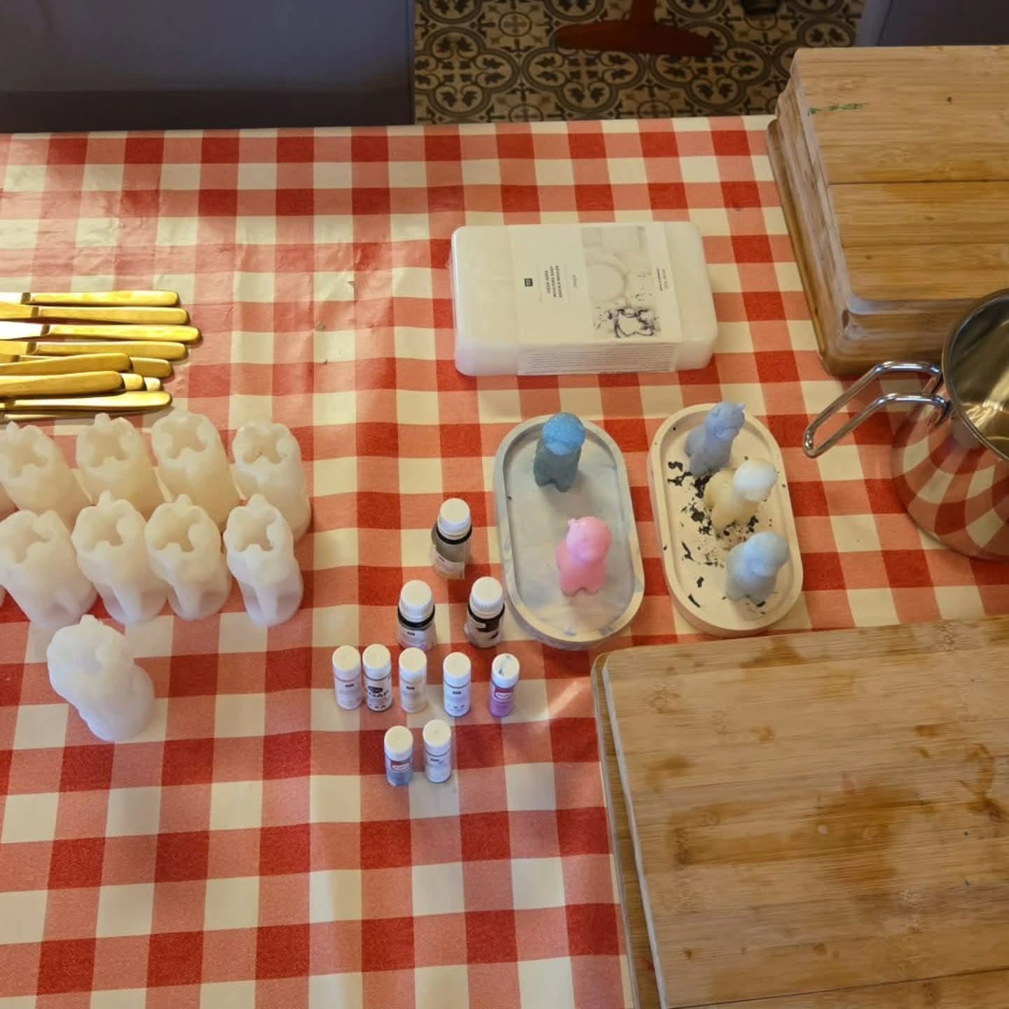 Verkleedkoffer vol kostuums en strohoeden in de schuur