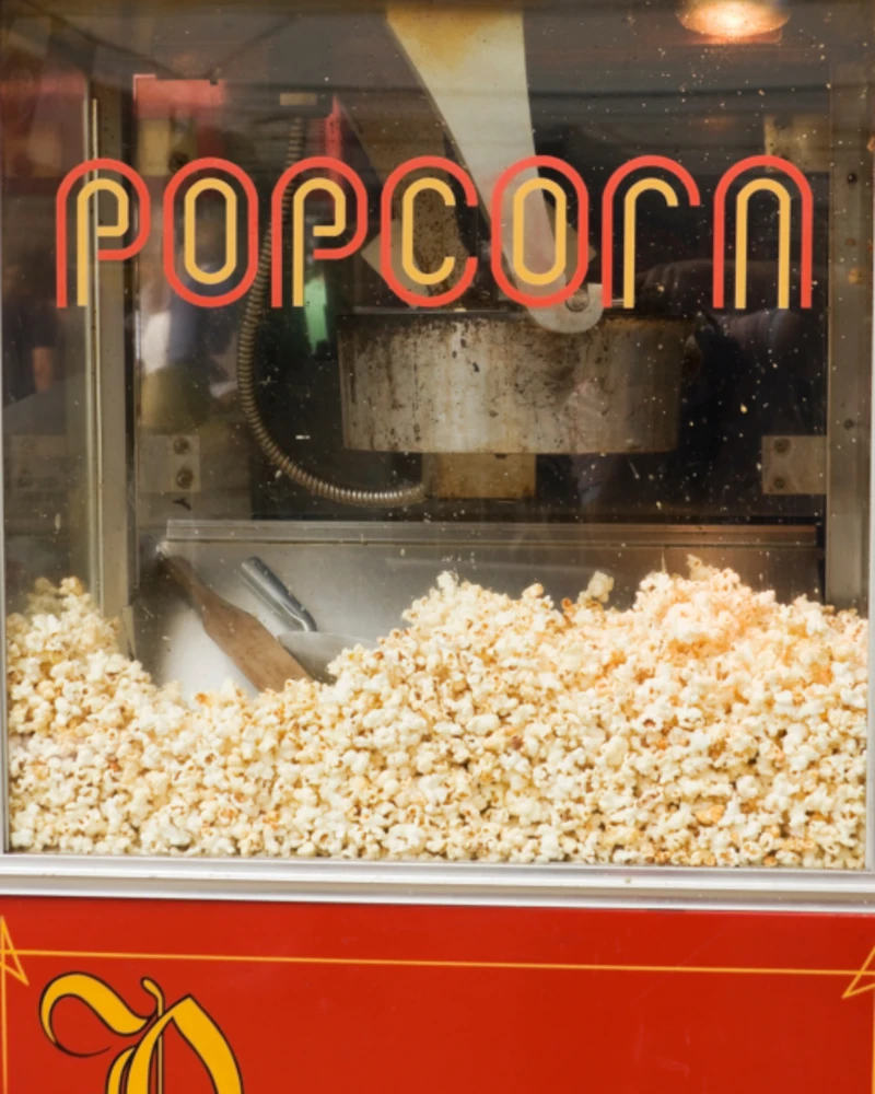 Vers gestroopte popcorn in een houten schuurhoek